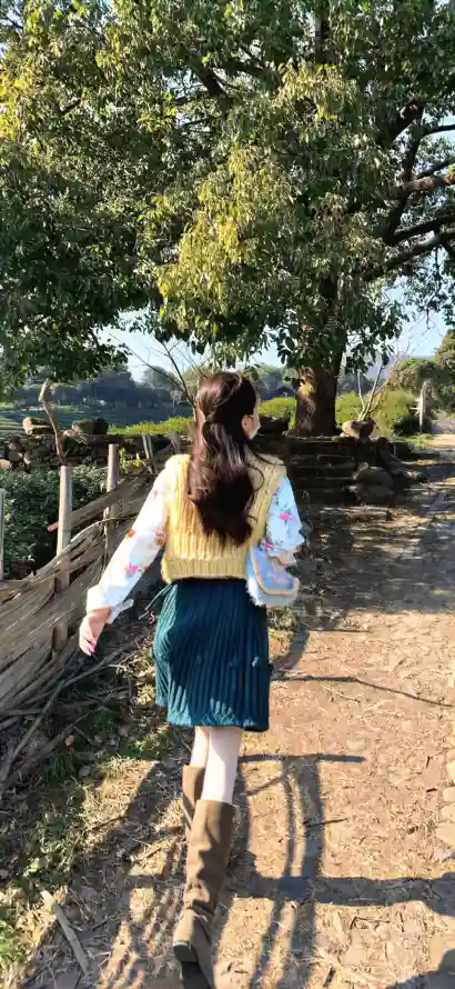 4k休闲壁纸 - 大树 - 晴天 - 美女「哲风壁纸」
