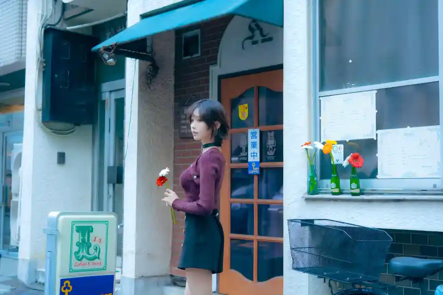 10k店铺壁纸-日系街道 - 红花-短发女生热门的壁纸「哲风壁纸」