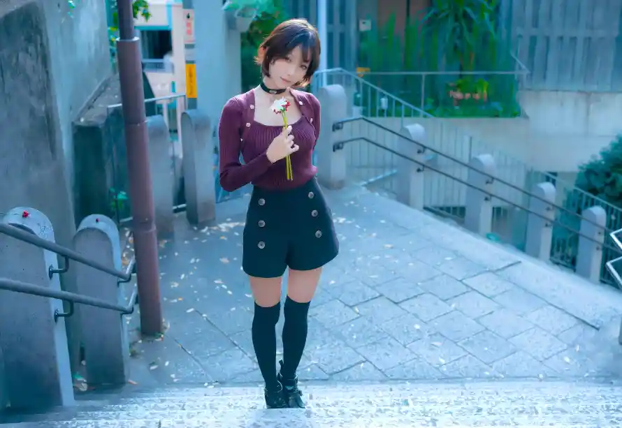 10k户外壁纸-日常穿搭壁纸和楼梯-短发美女免费下载「哲风壁纸」