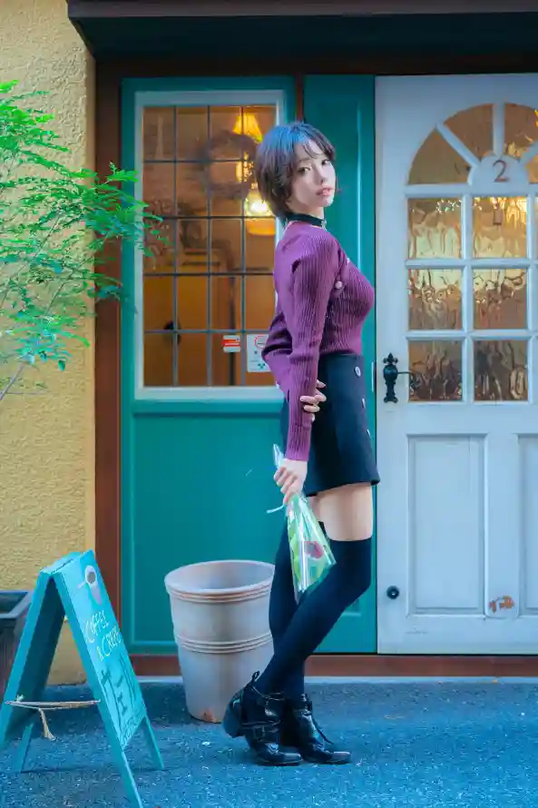 4k穿搭壁纸 - 绿植 - 美女 - 街头「哲风壁纸」