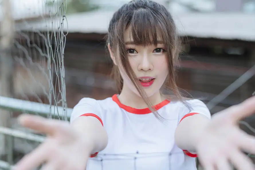 4k人像壁纸 - 伸手 - 户外 - 红唇「哲风壁纸」