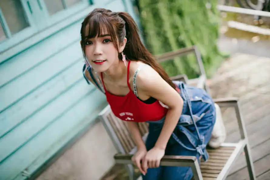 4k女生壁纸-牛仔裤与户外-木质椅子免费下载「哲风壁纸」
