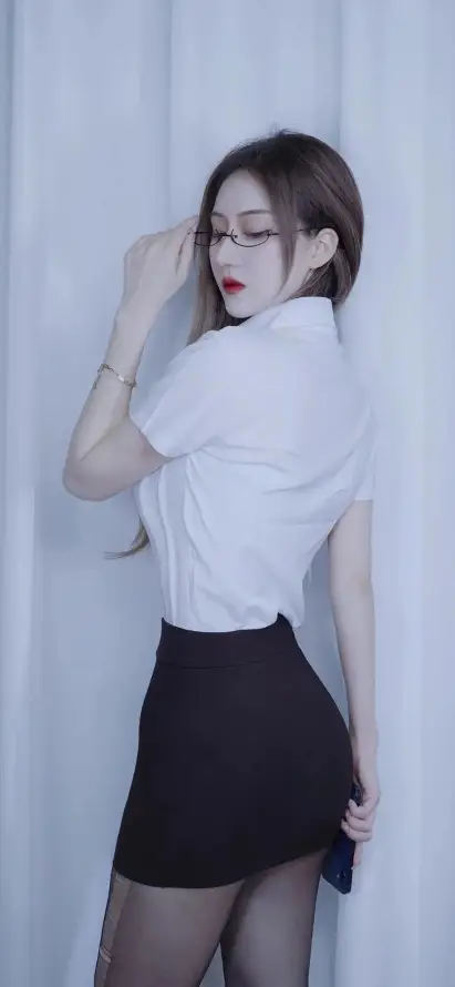4k眼镜壁纸 - 红唇 - 美女 - 职场「哲风壁纸」