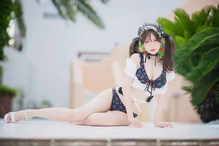 4k外景壁纸 - 少女 - 泳装 - 绿植「哲风壁纸」