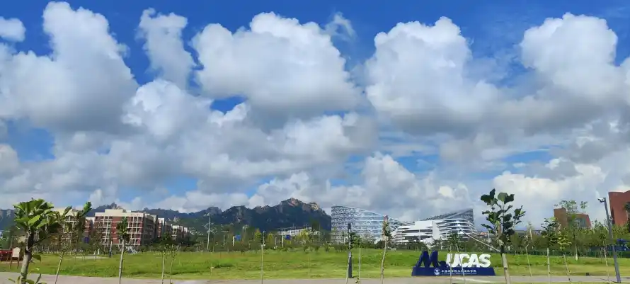 3k建筑壁纸-UCAS壁纸和山-蓝天白云免费下载「哲风壁纸」