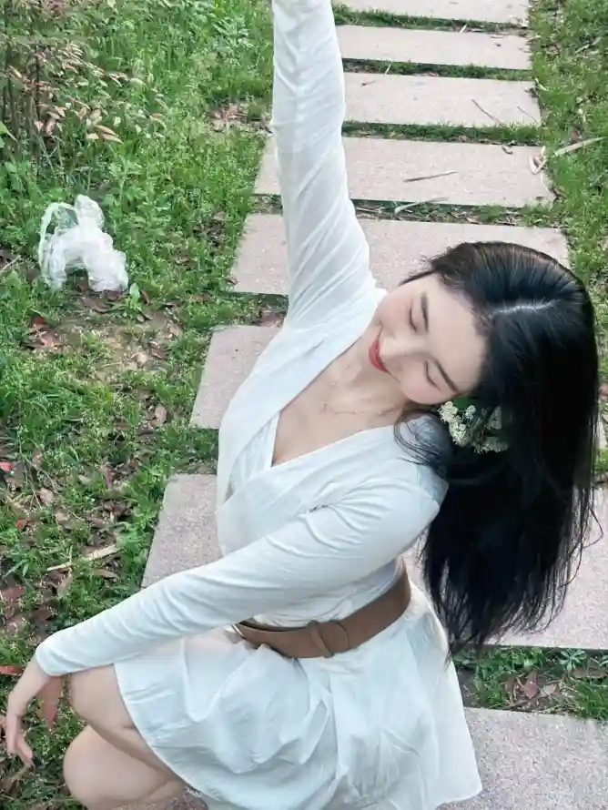 4k清新壁纸 - 草地 - 长发 - 石台阶「哲风壁纸」