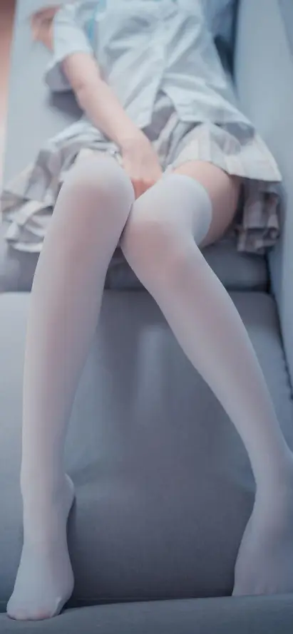 4k制服壁纸 - 女生 - 沙发 - 美腿「哲风壁纸」