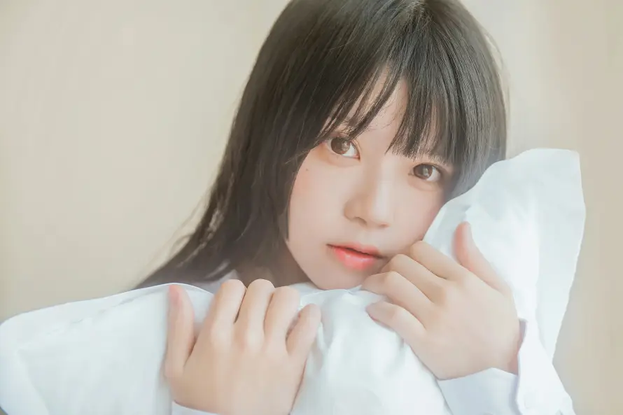 4k可爱壁纸 - 女生 - 居家 - 枕头「哲风壁纸」