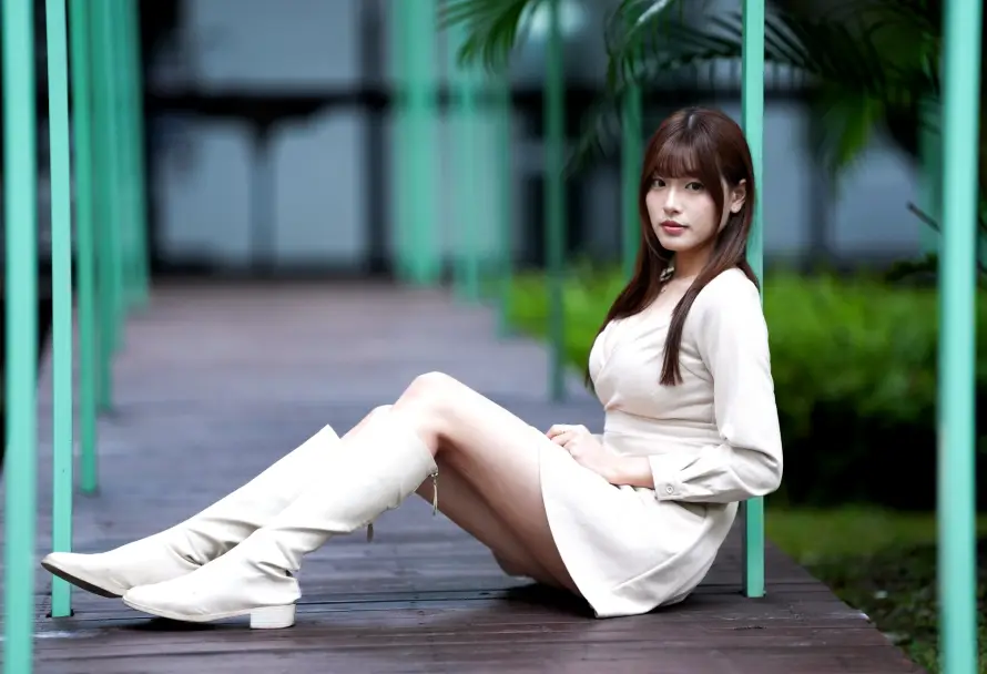 2k少女壁纸-木质栈道和户外-白色长靴壁纸分享「哲风壁纸」