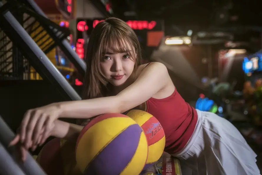 5k夜晚壁纸-彩色球和室内-人像写真热门的壁纸「哲风壁纸」
