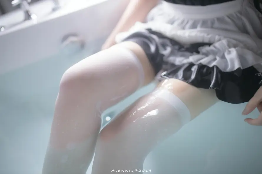 7k女仆壁纸-过膝袜与少女-黑色围裙免费下载「哲风壁纸」
