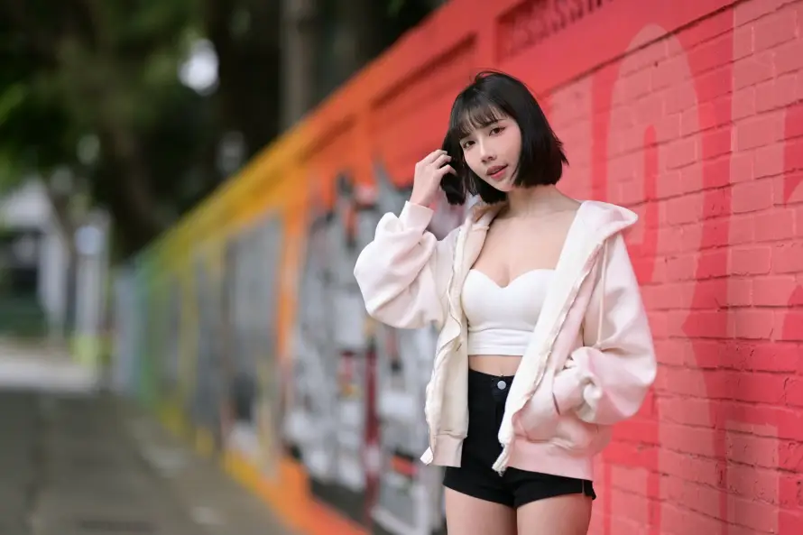 2k精选壁纸-涂鸦墙和美女-短发少女热门的壁纸「哲风壁纸」