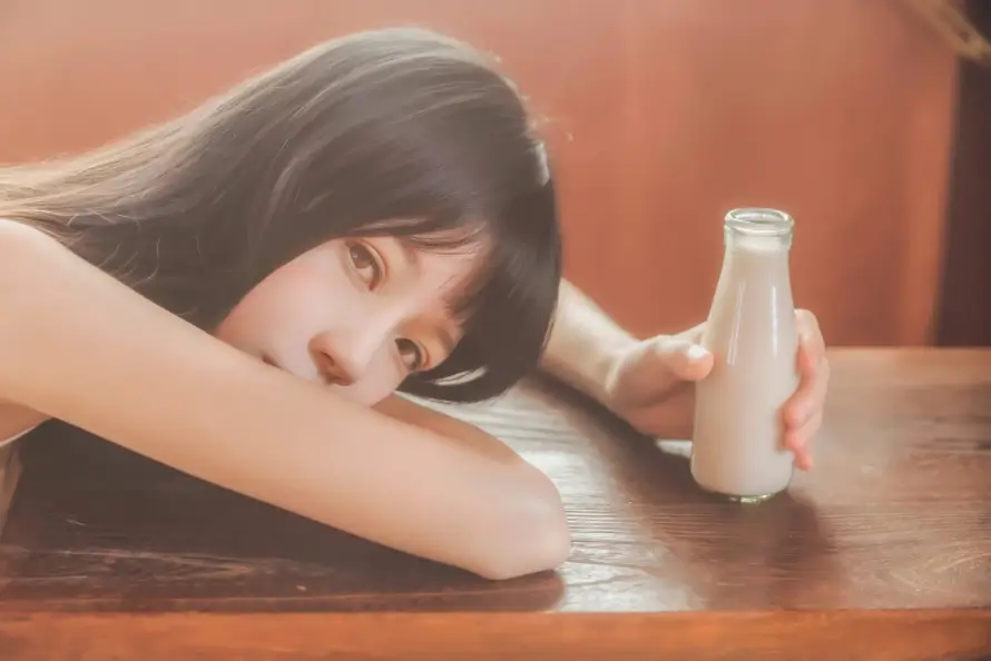 4k人像壁纸 - 少女 - 暖调 - 木桌「哲风壁纸」 4k人像壁纸 - 少女 - 暖调 - 木桌「哲风壁纸」