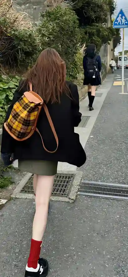 4k书包壁纸 - 短裙 - 绿植 - 美女「哲风壁纸」