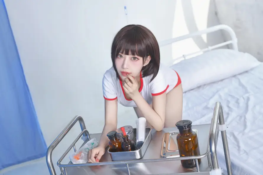 4k写真壁纸 - 少女 - 病床 - 短发「哲风壁纸」