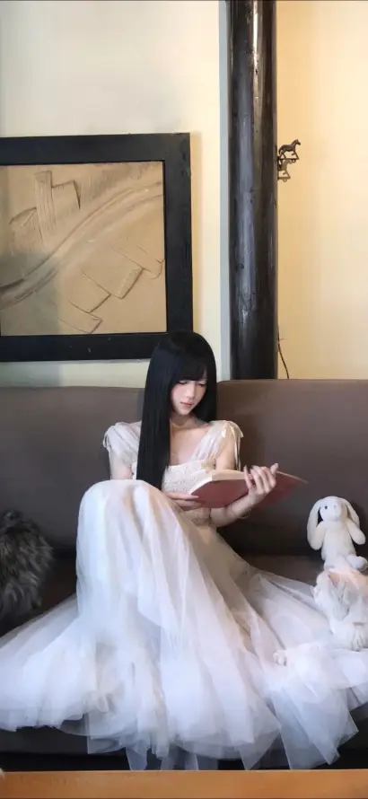 4k室内壁纸 - 沙发 - 礼服 - 美女「哲风壁纸」