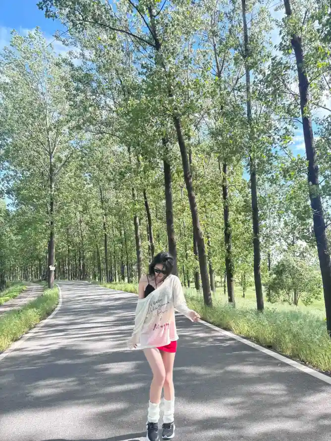 4k墨镜壁纸 - 少女 - 户外 - 晴天「哲风壁纸」