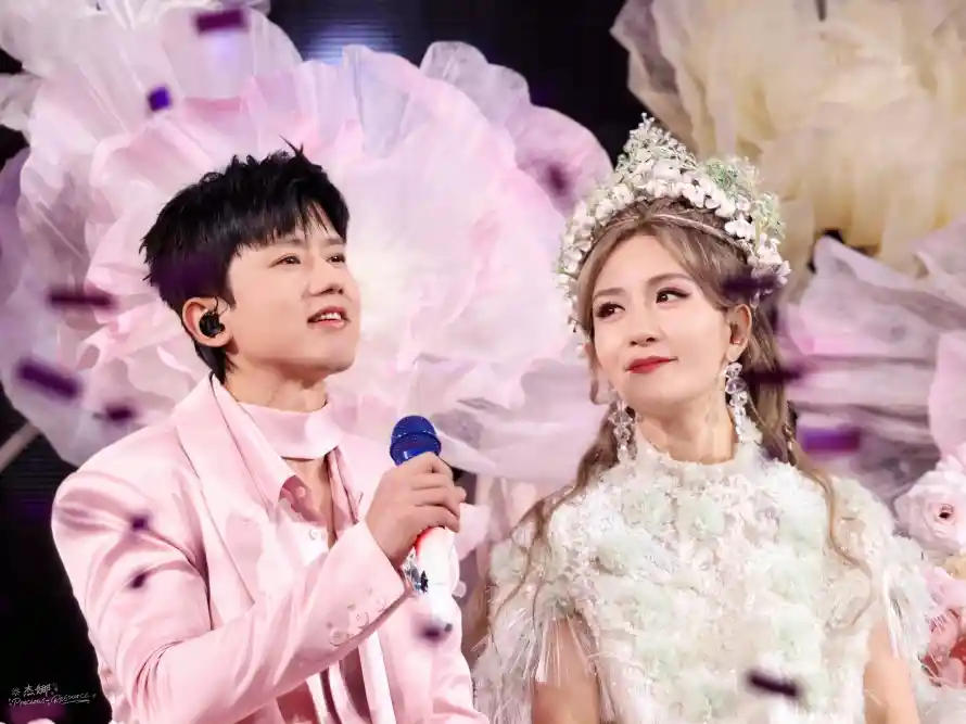 2k同台壁纸-婚纱造型与张杰-粉色西装壁纸分享「哲风壁纸」