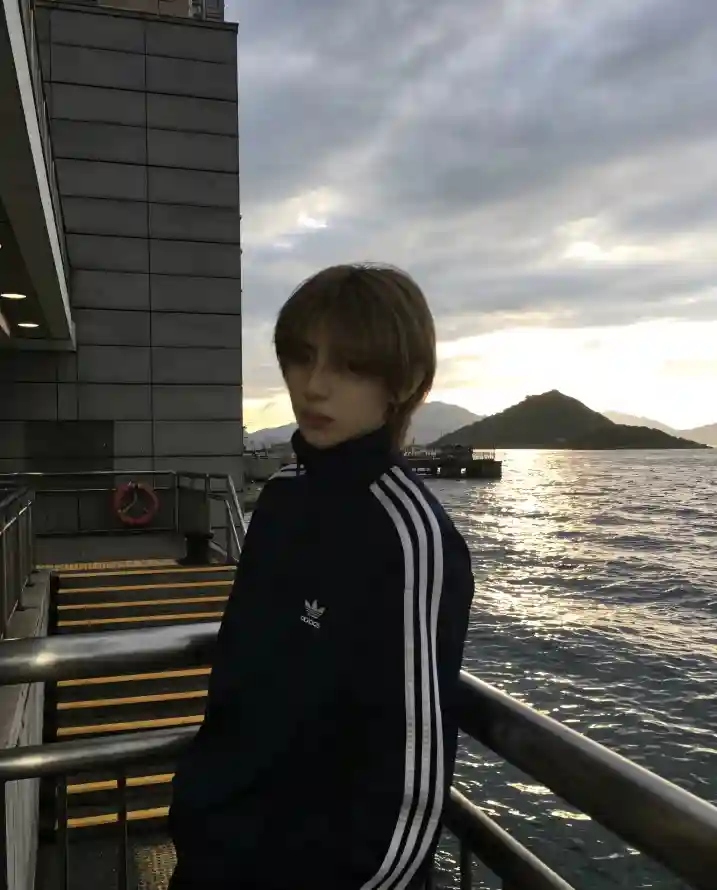 4k帅哥壁纸 - 海港 - 海边 - 远山「哲风壁纸」