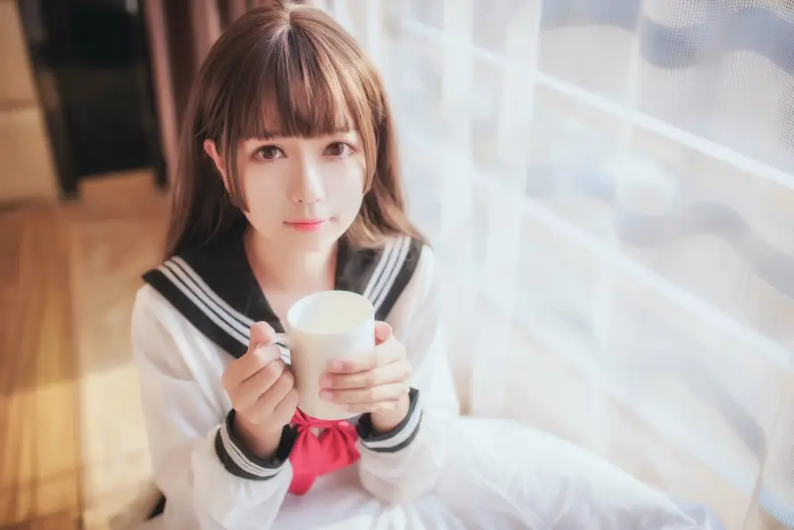 4kjk壁纸 - 少女 - 居家 - 水杯「哲风壁纸」