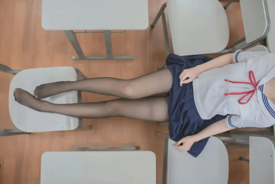 4kjk壁纸 - 制服 - 少女 - 教室「哲风壁纸」