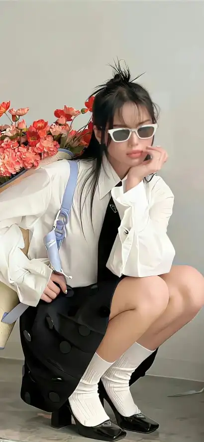 4k美女壁纸 - 蹲姿 - 鲜花 - 白衬衫「哲风壁纸」