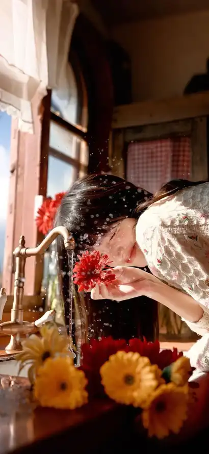 4k室内壁纸 - 少女 - 暖光 - 窗前「哲风壁纸」