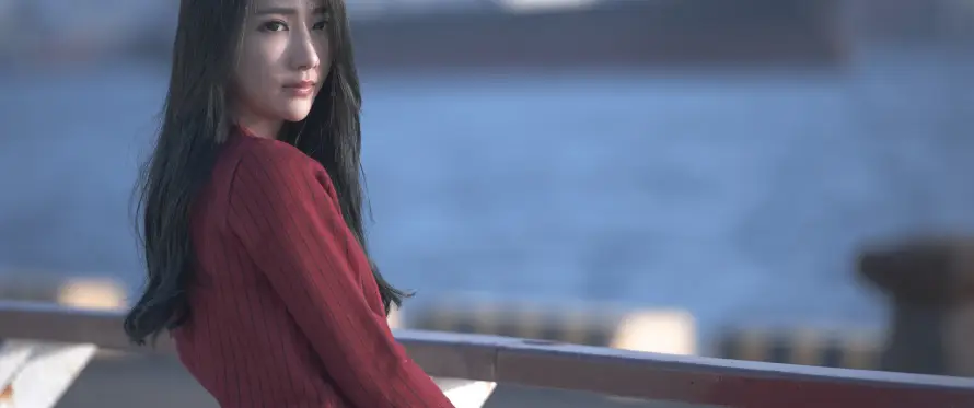3k一样壁纸-红色上衣与回眸-红衣美女壁纸分享「哲风壁纸」