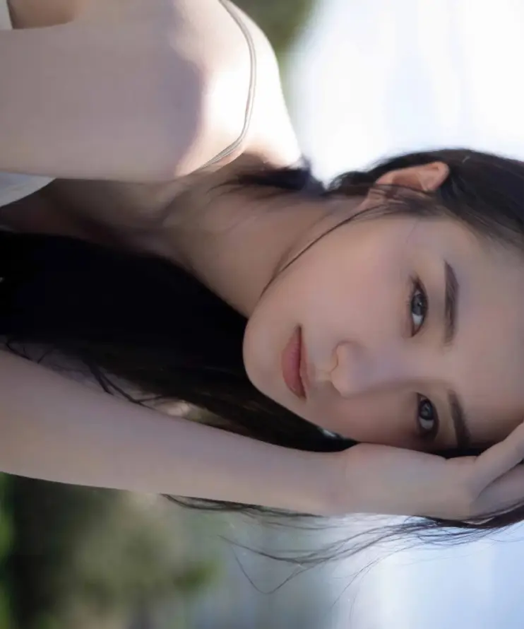 4k光影壁纸 - 吊带 - 少女 - 户外「哲风壁纸」