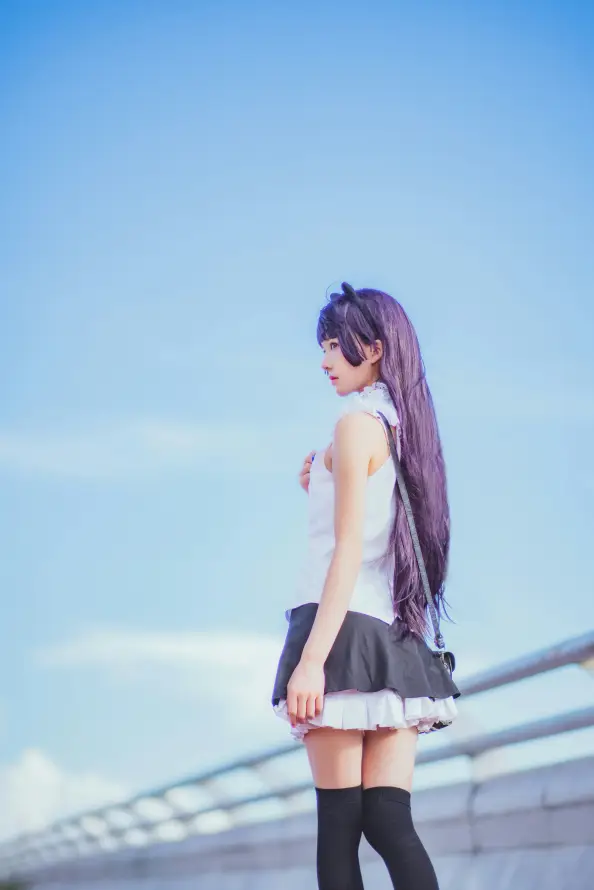 4k天台壁纸 - 少女 - 户外 - 护栏「哲风壁纸」