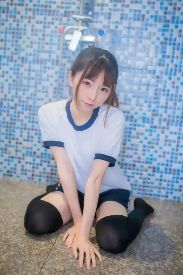 4k少女壁纸 - 浴室 - 跪坐 - 马尾「哲风壁纸」