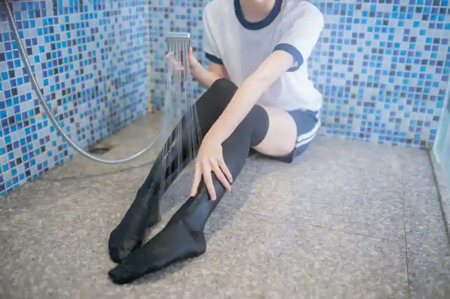 4k坐姿壁纸 - 少女 - 浴室 - 淋浴「哲风壁纸」