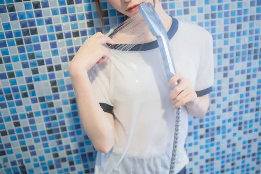 6k少女壁纸-体操服 - 浴室-蓝色瓷砖免费下载「哲风壁纸」