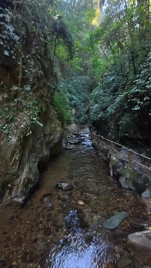 4k山石壁纸 - 山间 - 峡谷 - 徒步「哲风壁纸」