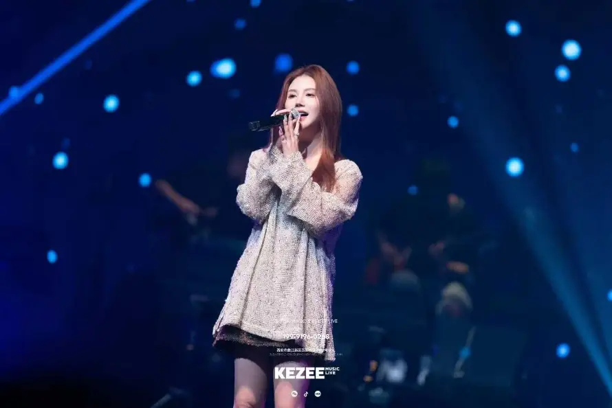 4k长发壁纸 - 灯光 - 美好 - 短裙「哲风壁纸」