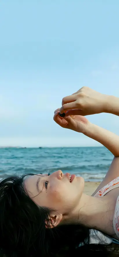 4k人像壁纸 - 仰躺 - 吊带 - 夏日「哲风壁纸」