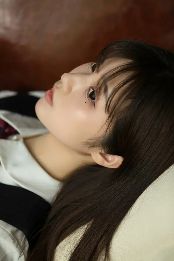 4kjk壁纸 - 人像 - 制服 - 卧姿「哲风壁纸」