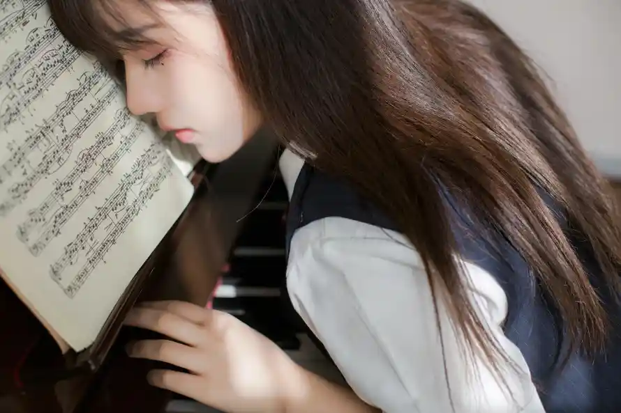 4kjk壁纸 - 乐谱 - 侧脸 - 制服「哲风壁纸」