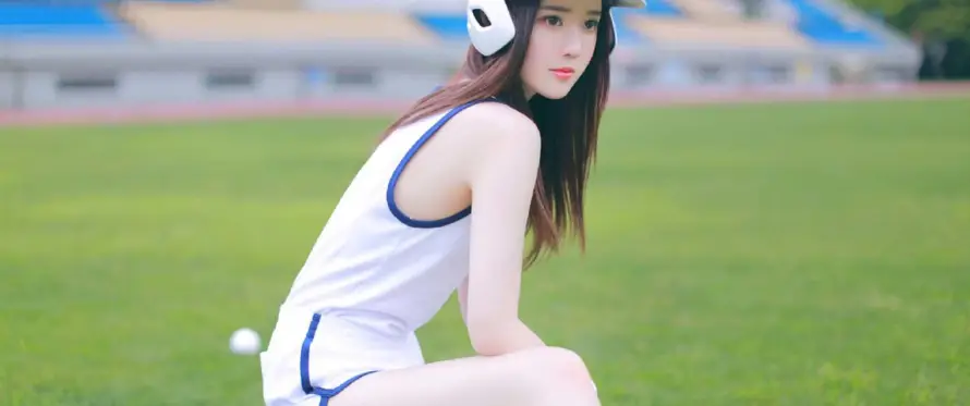 4k长发壁纸 - 美女 - 草坪 - 蹲姿「哲风壁纸」