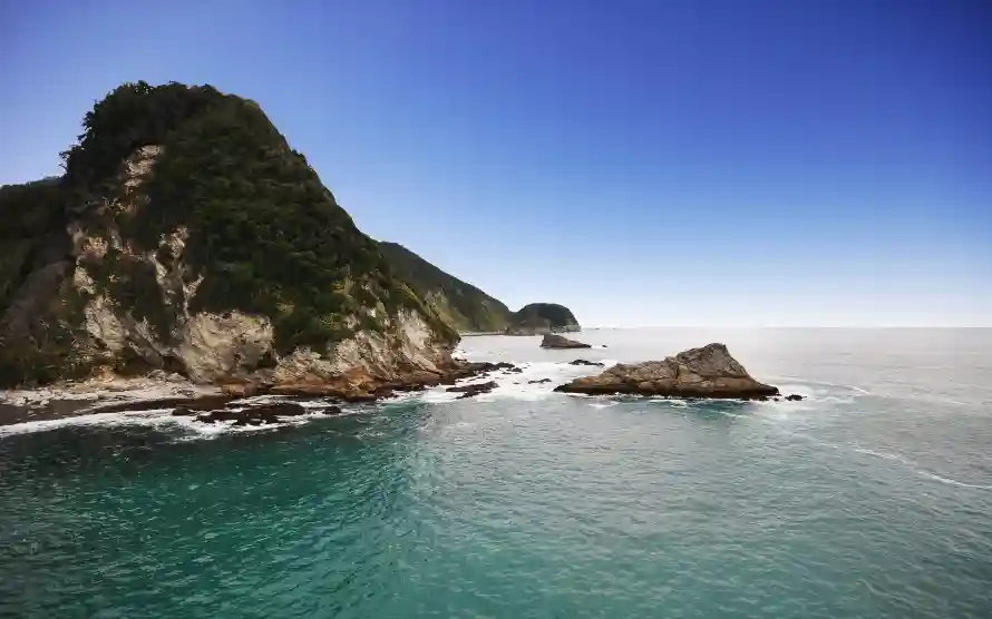 4k大海壁纸 - 山峦 - 晴天 - 海岸「哲风壁纸」