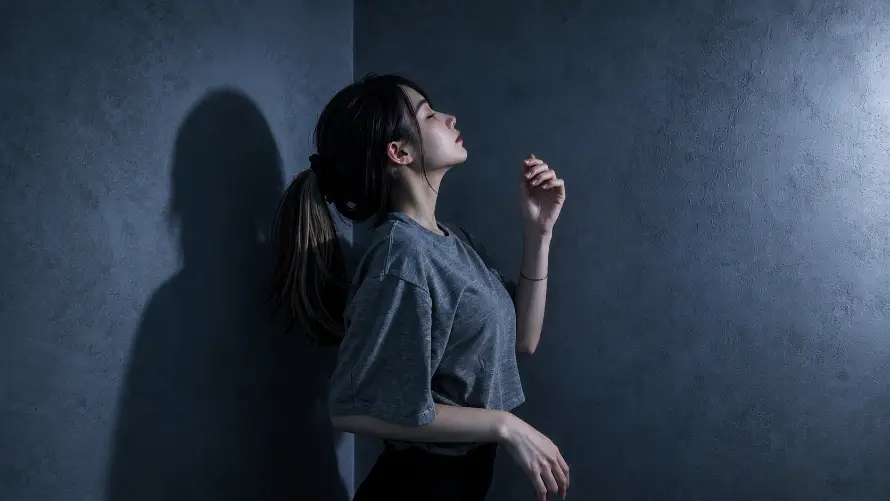 4k侧脸壁纸 - 光影 - 冷调 - 室内「哲风壁纸」