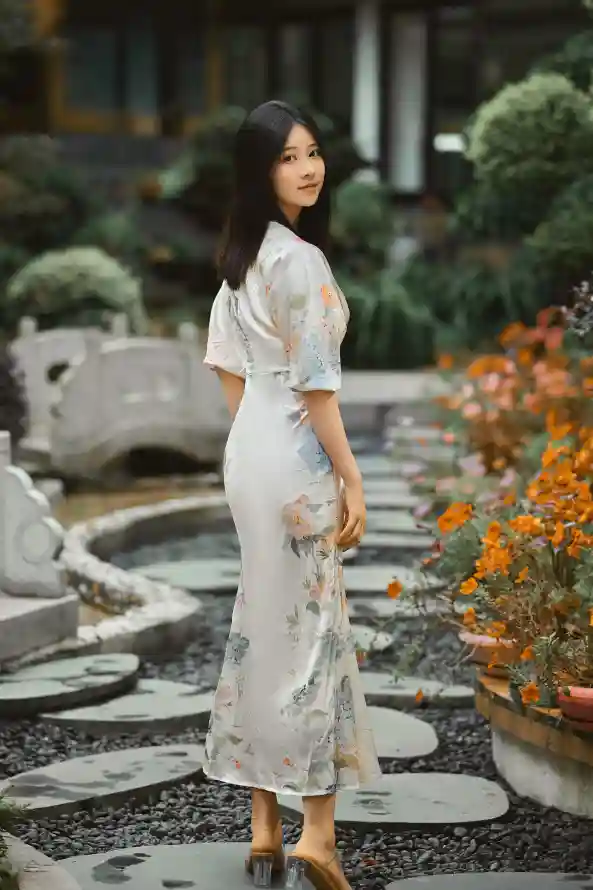 4k黑发壁纸 - 旗袍 - 回眸 - 国风「哲风壁纸」