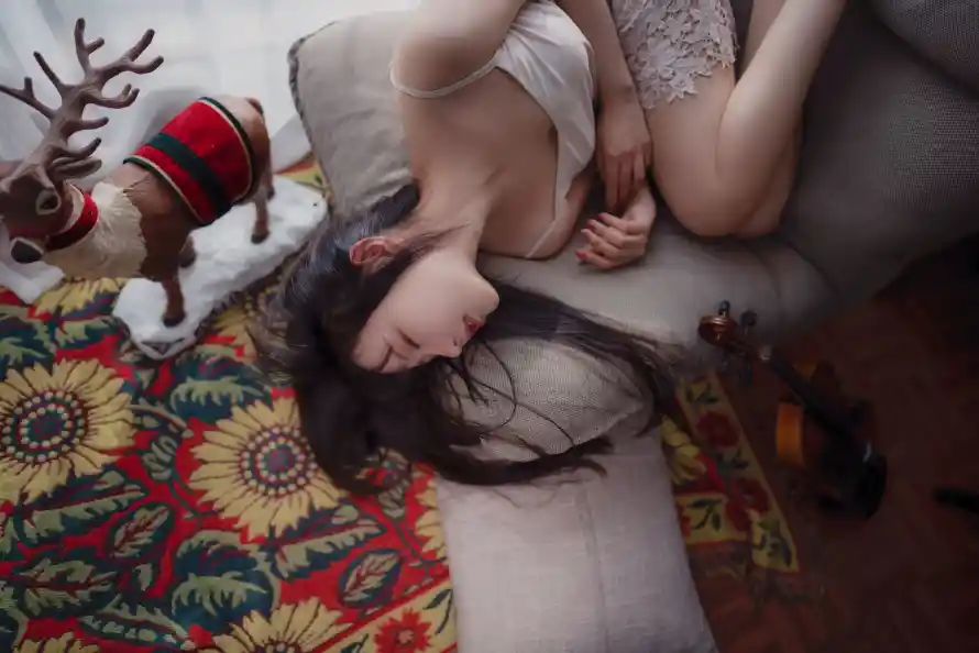 4k侧脸壁纸 - 吊带 - 女神 - 居家「哲风壁纸」