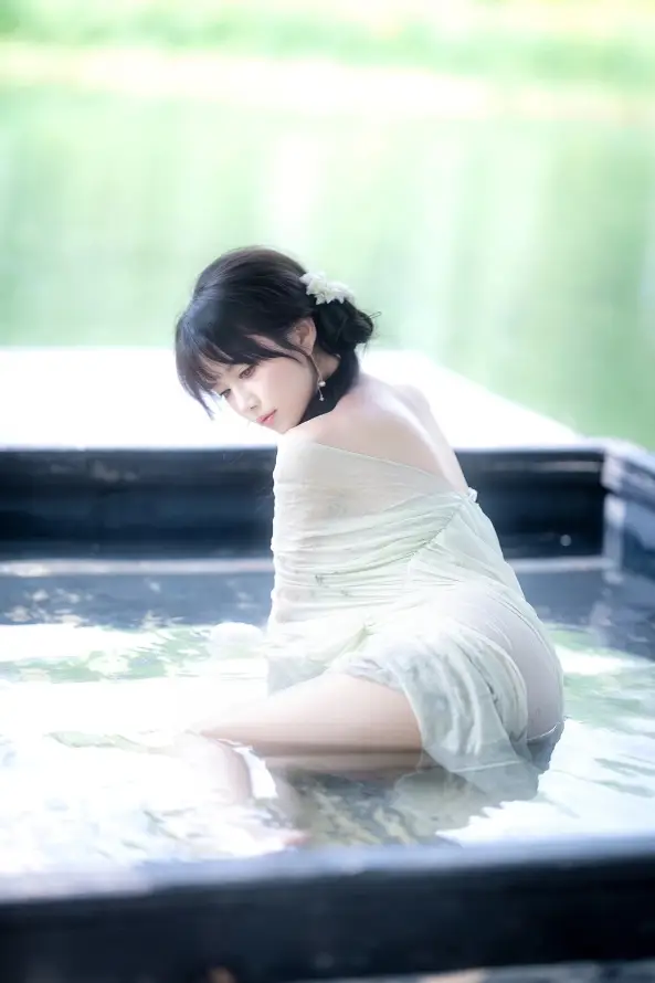4k夏日壁纸 - 少女 - 户外 - 水景「哲风壁纸」