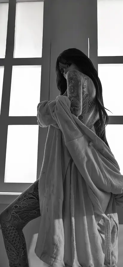 4k人像壁纸 - 卫衣 - 女性 - 室内「哲风壁纸」