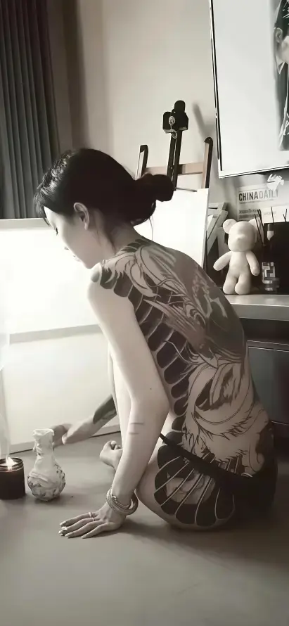 4k人像壁纸 - 女生 - 室内 - 纹身「哲风壁纸」