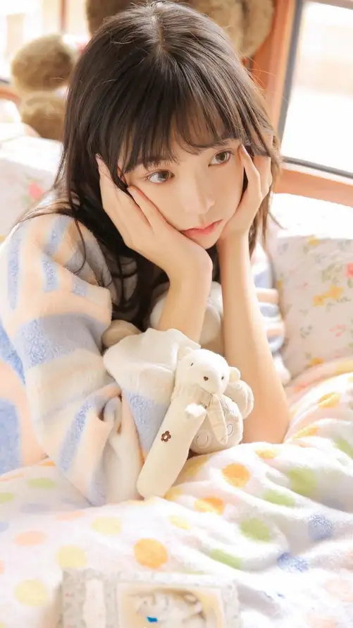 4k卧室壁纸 - 少女 - 居家 - 托腮「哲风壁纸」