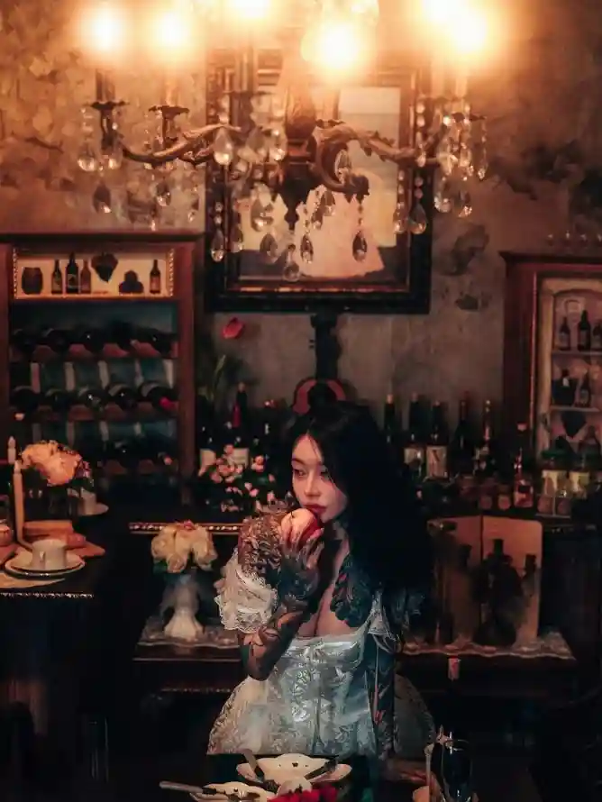 4k暖光壁纸 - 纹身 - 美女 - 苹果「哲风壁纸」