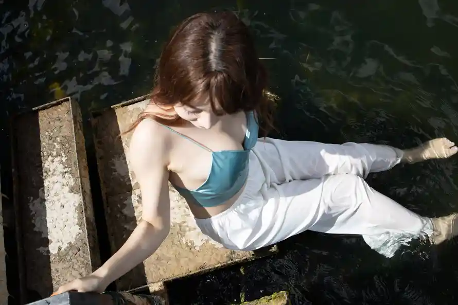 2k夏日壁纸-蓝吊带和少女-棕色长发免费下载「哲风壁纸」
