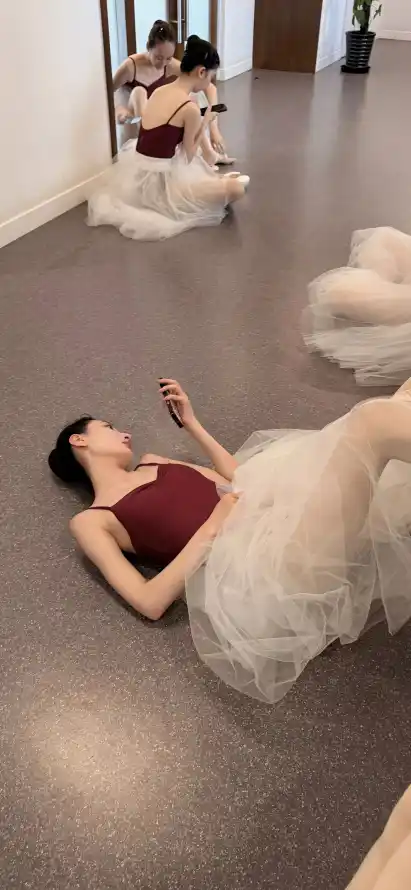 4k镜子壁纸 - 手机 - 美女 - 休息「哲风壁纸」